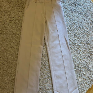 Beiga kostymbyxor från Madlady - Snygga beiga kostymbyxor från Madlady med hög midja och raka ben. Storlek S, perfekt till hösten!🤎