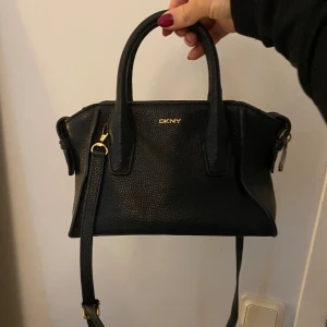 DKNY väska - Perfekt handväska från dkny med avtagbart långt band. Bra skick