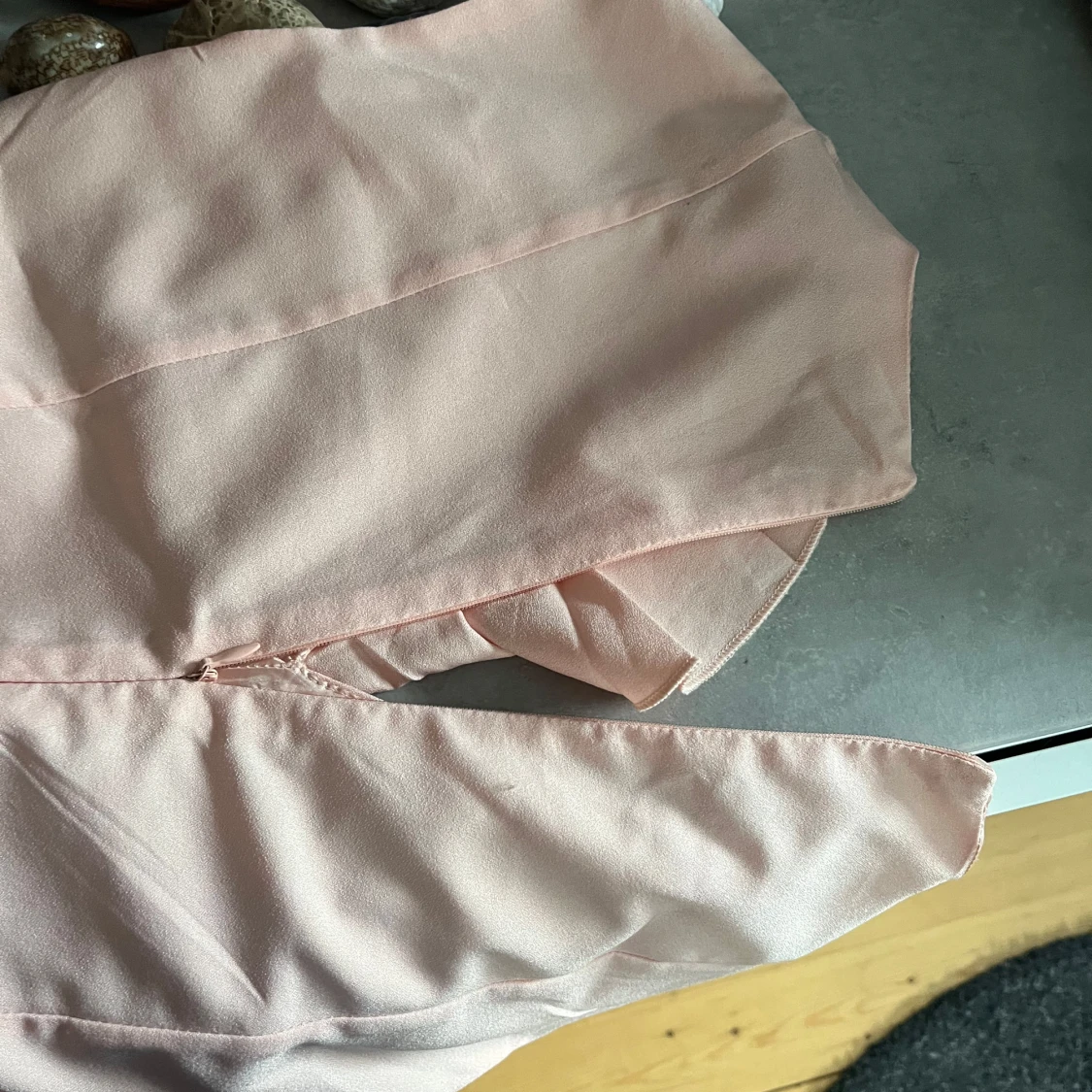 Ljusrosa omlottblus med volang - 4