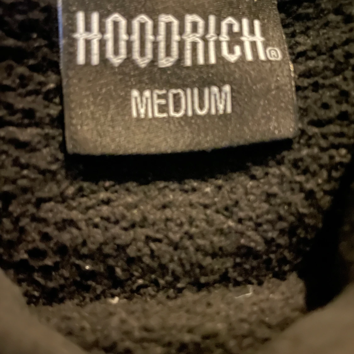 Svart hoodie från Hoodrich med röd logga - 2
