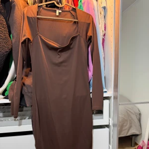 Brun klänning  - En brun klänning från Nelly i stl S som är i väldigt bra skick säljs för 120 kr.
