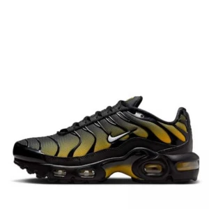 Nike Air Max Plus svart/gul - Det säljs Nike Air Max Plus sneakers i svart och gul eftersom jag ej använder de alls. De är helt nya alltså köpta i augusti, har använt de ca 2-3 gånger. Det är storlek 38 på de och köpta för 1 700kr jag säljer de för 1 300, priset kan diskuteras. 