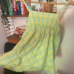 Grönt linne - Köpt second hand och fattar inte riktigt storlekslappen men sitter som en S tycker jag. Kontakta gärna vid frågor <3