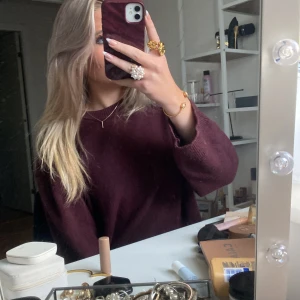Vinröd stickad tröja Gina Tricot - Mysig vinröd stickad tröja från Gina Tricot i storlek L. Tröjan har en loose passform, rund halsringning och långa ärmar. Perfekt för lager-på-lager och chill dagar. Snygg att matcha med jeans eller kjol. Passar mellan S-L, har nämligen själv S i vanliga fall💞