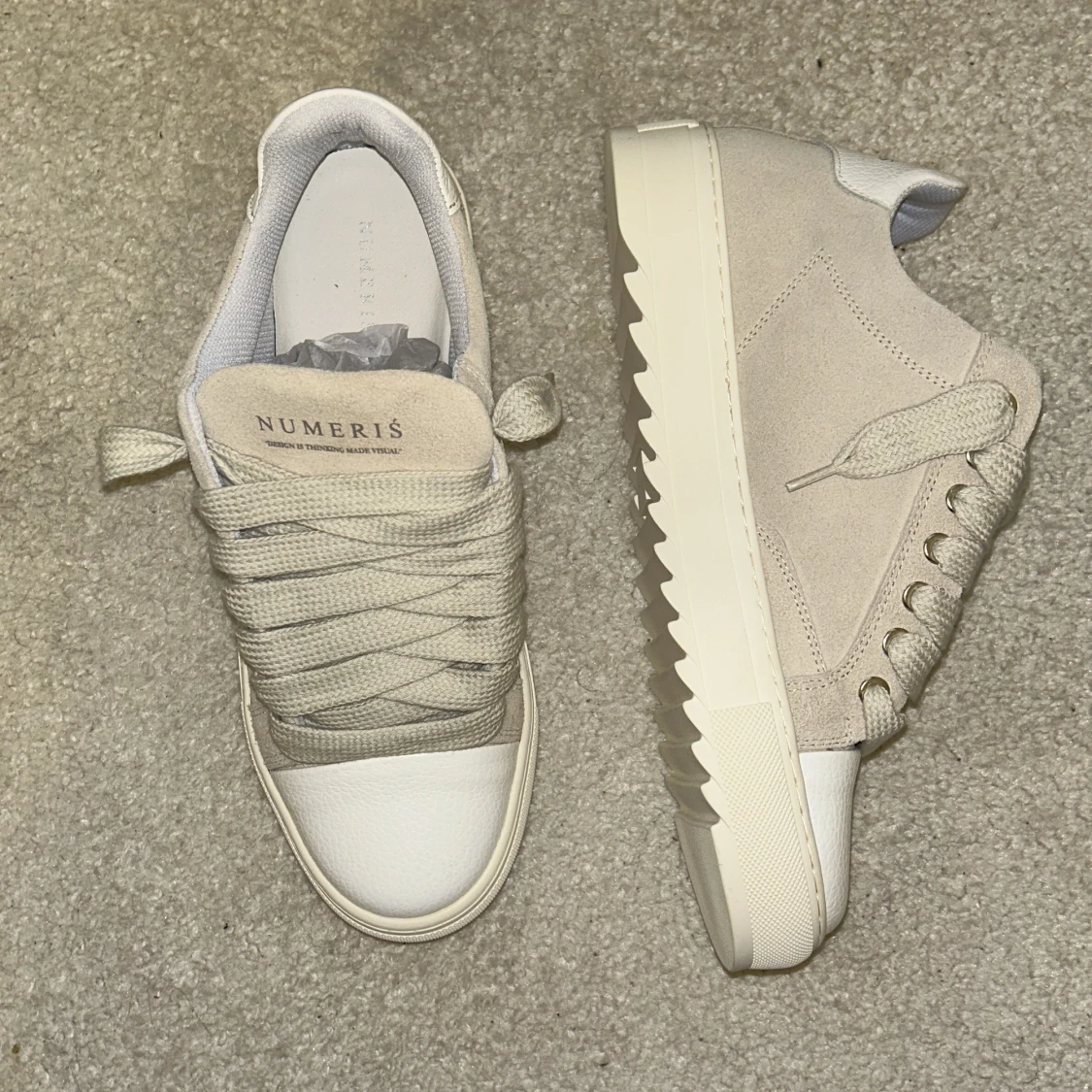 Beige sneakers från Numeris i mocka - 1