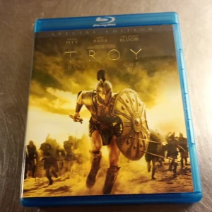 Troy - Följ med till antikens Grekland i denna episka berättelse om hjältar, krig och legender. Perfekt för dig som gillar action, historia och storslagna äventyr. Special Edition på Blu-ray för extra filmupplevelse.
