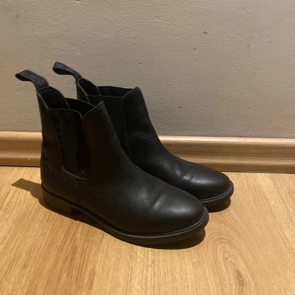 Svarta chelsea boots i skinn, strl 37