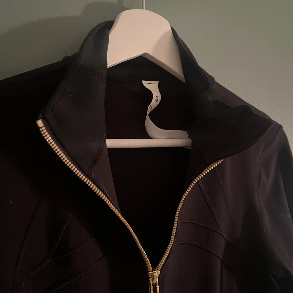 Svart cropped träningsjacka från Lululemon - 4