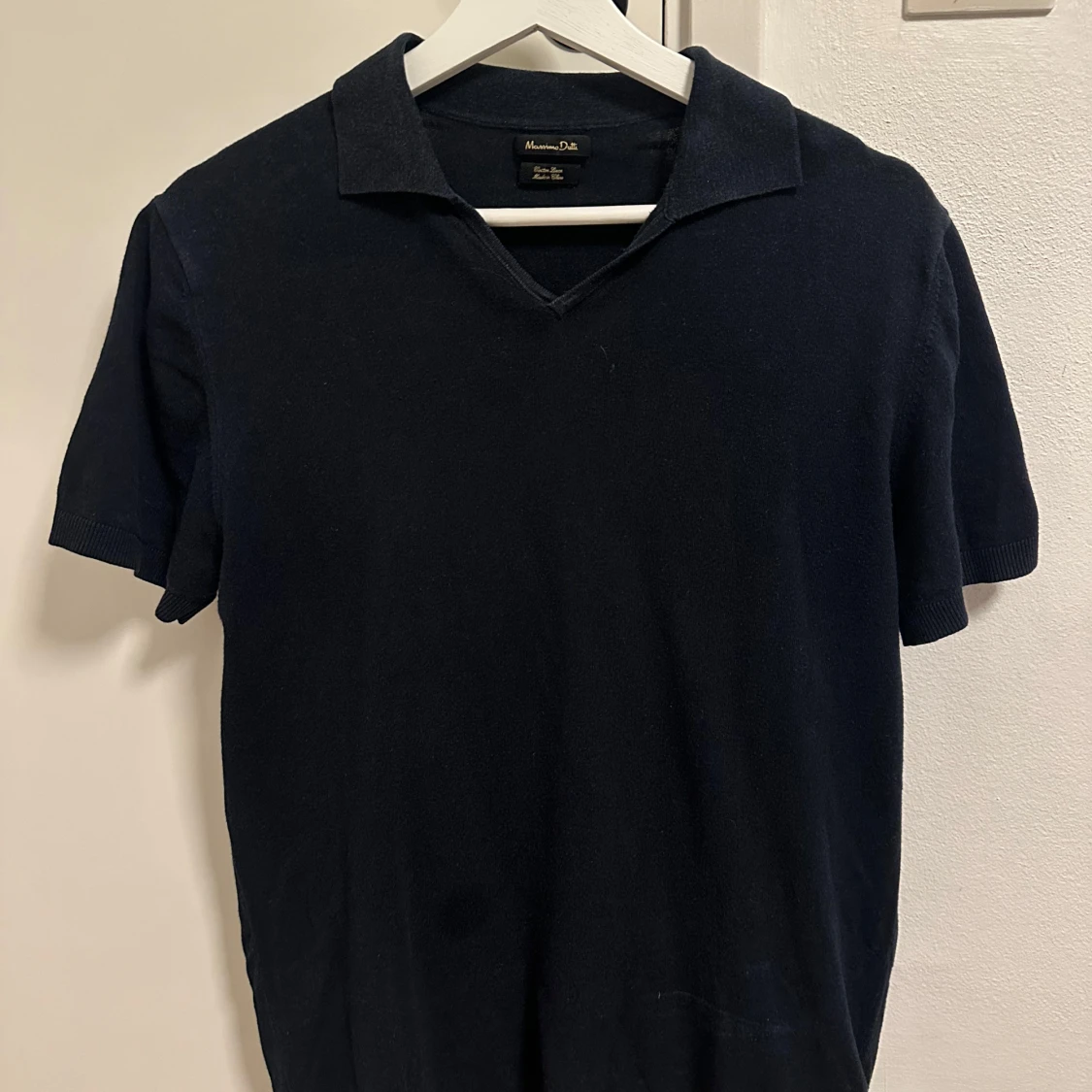 Svart t-shirt med krage från Massimo Dutti