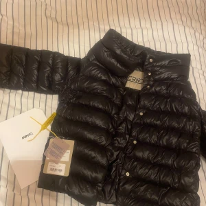 Svart dunjacka från Herno  - Säljer min fina dunjacka från herno då den inte används på länge. Den är i jättefint skick men använd. 💓perfekt till höst o vinter. Den är köpt på miinto (nypris 5000). Den är i strl 42 (IT). Ungefär S svensk storlek. Äkthetsbevis o lappar från när den köptes finns kvar o skickas med! 