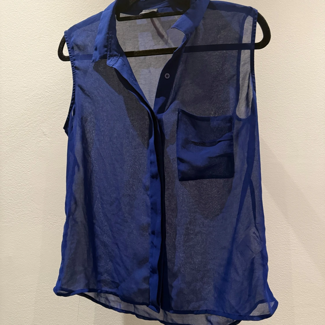 Blå transparent ärmlös blus