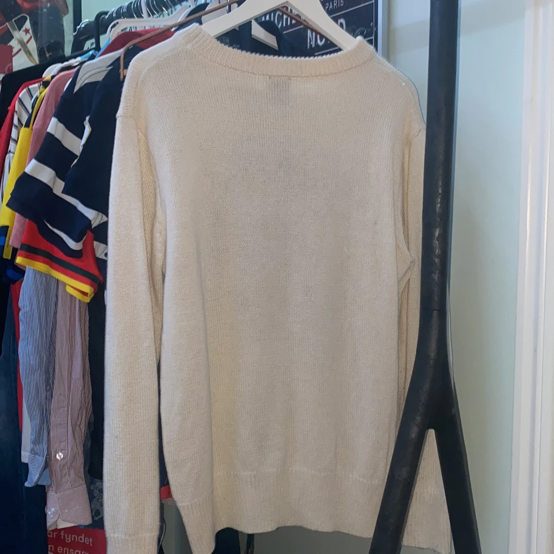 Beige stickad tröja med svart swirl - 1