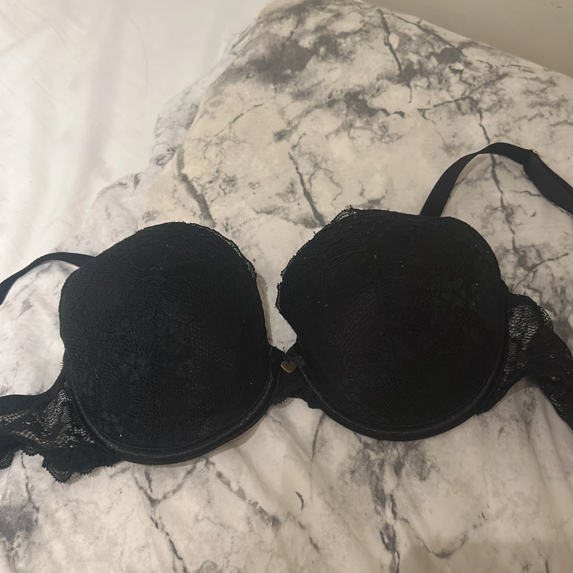 Svart spets-bh med hjärtformad detalj