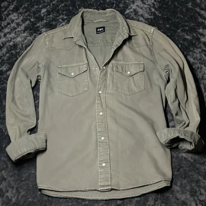 Zara overshirt med vita knappar - Tja! Säljer nu denna as feta overshirten från Zara i toppskick (9/10). ! Säljs ej längre i butik så väldigt svår att få tag på, priset kan såklart diskuteras! Size M,fits=M Slim Fit! Hör av dig vid minsta fråga eller fundering!🌟