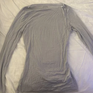 Ljusgrå Intimissimi tröja - superskön och tunn ljusgrå långärmad tröja från Intimissimi i ultralätt material med cashmere. endast testad aldrig använd ute eller så, så inga hål eller något❤️(det är smuts(maskara) på spegeln på sista bilden INTE på tröjan.) originalpris:489