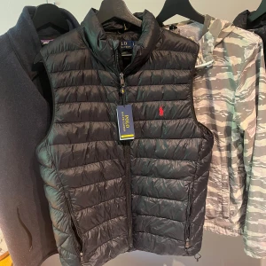 Ralph Lauren väst - En svart polo Ralph lauren väst. Skick 9,5/10 perfekt nu till hösten 🍁. Om det är något du undrar över så är det bara att fråga.
