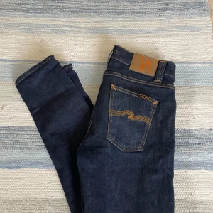 Nudie Jeans, 30/32 - Säljer ett par mörkblå jeans från Nudie Jeans i storlek 30/32. Skick 10/10 nästan aldrig använda tyvärr. Modell Lean Dean nypris 1500kr. Pris kan diskuteras vid smidig affär. Hör av dig vid funderingar! 