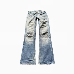 Jeans - Så sjukt snygga jeans. Enda defekten är att de är lite nedtrampade längst ner (sista bilden) jag är 168cm💋 midjemått= 38cm innerbenslängd=  83cm. Skulle säga att de är size 36 <3