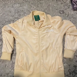 Beige tröja Corteiz  - Snygg beige velourtröja från Corteiz i storlek XS. Aldrig använd innan. Unisex.