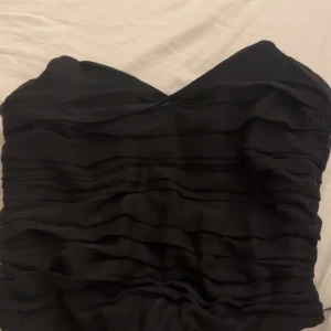 Svart bandeau tubtopp från BikBok - En svart bandeau topp från bikbok