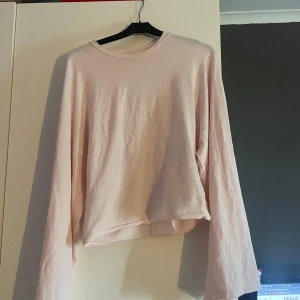 Ljusrosa långärmad tröja 157 - Enkel och stilren ljusrosa långärmad tröja från 157. Tröjan har rund halsringning och är gjord i mjuk bomull, perfekt för en chill och avslappnad look. Passar dig som gillar basic och clean vibes. Tröjans ärmar är utsvängda och tröjan är en populär tröja från lager157