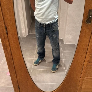 Replay jeans  - Ett par snygga byxor från Replay i storlek W33 L30 i modellen Anbbas 
