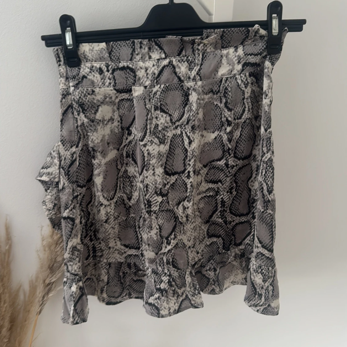 Grå kortkjol med ormmönster från Boohoo - 1