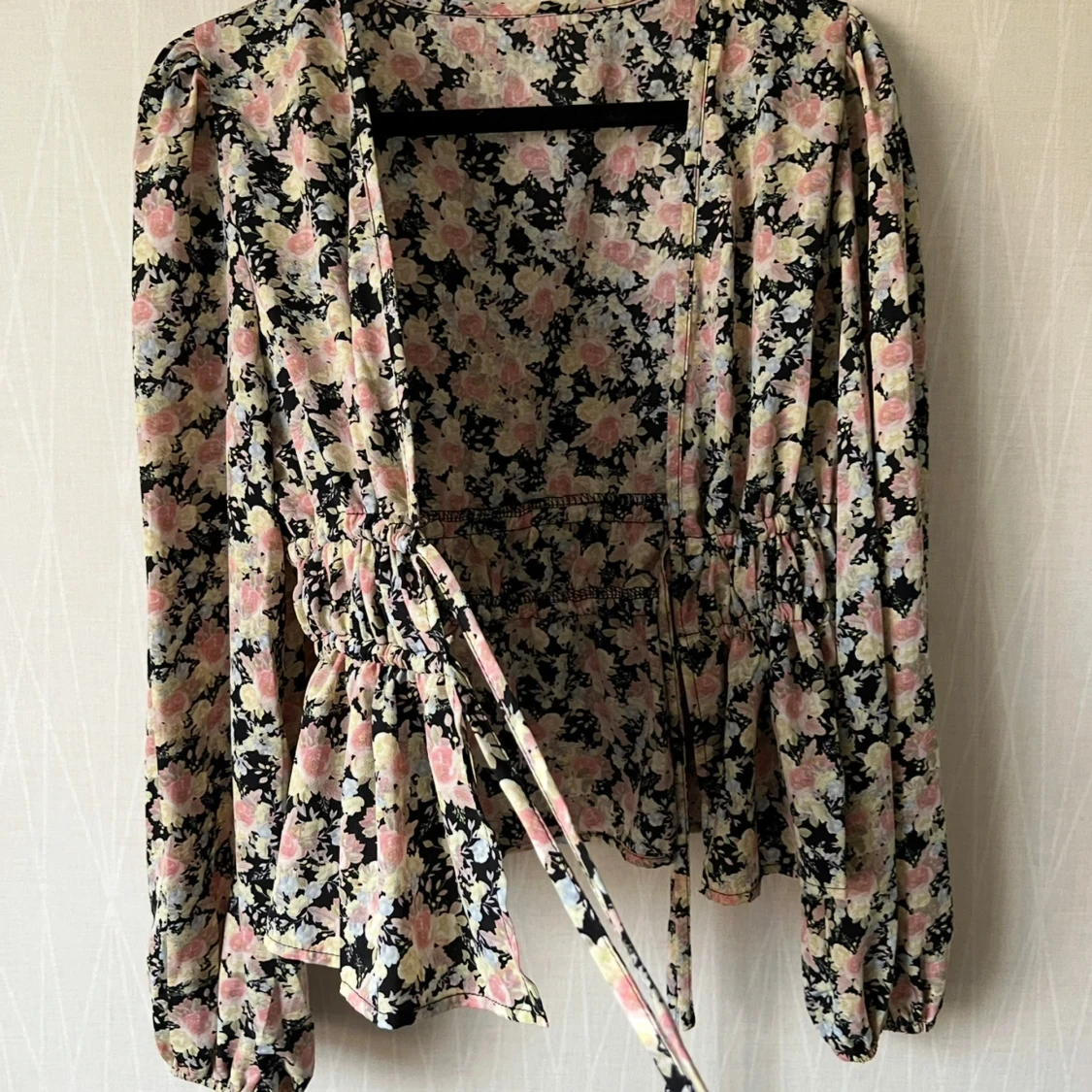 Blommig omlottblus med snörning  - 2