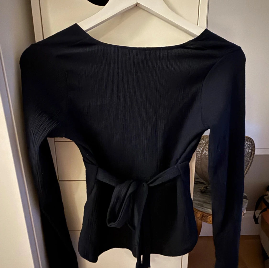 Marinblå omlottopp från Nelly - 2