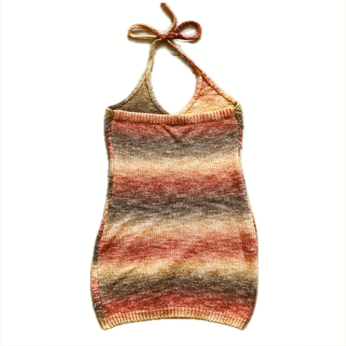 Stickad halterneckklänning i varma toner - 1