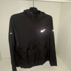Svart Nike Miller vindjacka  - Jag säljer min svarta Nike Miller jacka som är storlek S då jag köpt den men inte använt den så mycket då den satt tight.