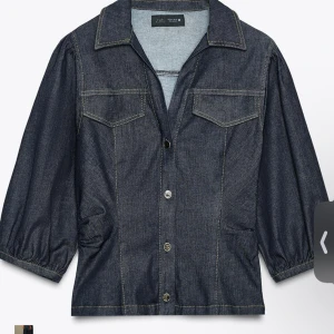 Jeansskjorta från Zara med puffärm - Mörkblå jeansskjorta från Zara. Den är helt NY