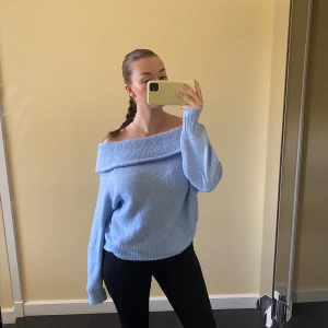 Stickad tröja - Supermysig ljusblå stickad tröja med bred offshoulder-krage. 