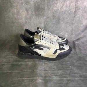 Valentino rockrunners  - Mycket fint skick | Size 42  | fraktar spårbart inom 24 timmar |  för att köpa klicka ” köp nu” | vid frågor skriv ett meddelande |