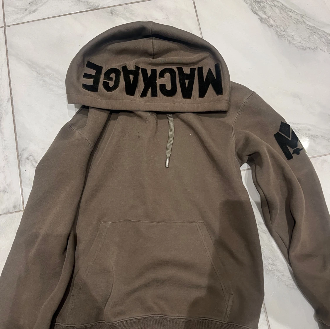 Beige hoodie från Mackage med tryck