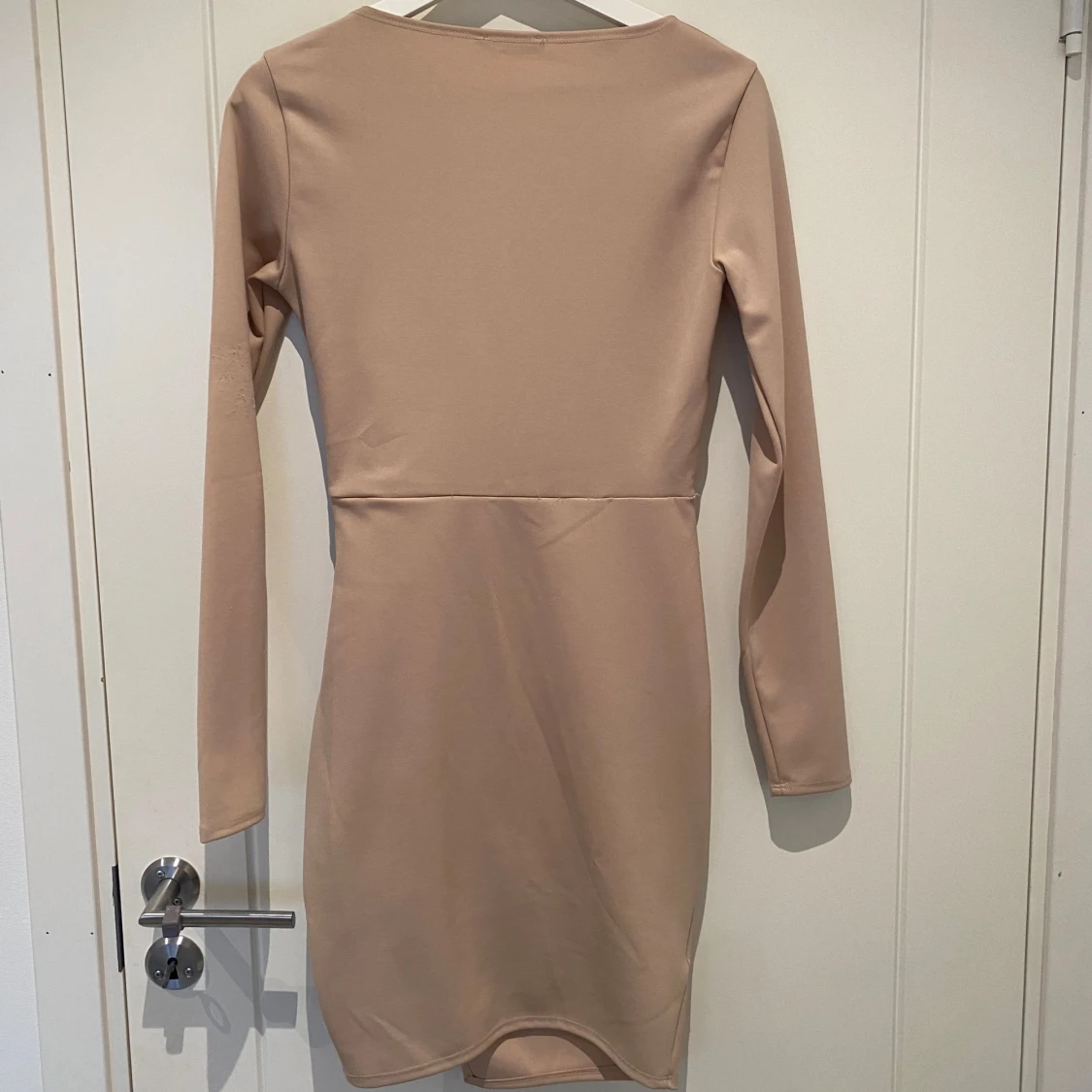 Beige omlottklänning från NLY One - 1