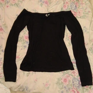 Svart offshoulder topp från ONLY Trend - Säljer en svart offshoulder topp från ONLY Trend i storlek XS. Toppen har långa ärmar och en tight passform som framhäver figuren. Perfekt för dig som gillar en stilren och enkel look med en twist.