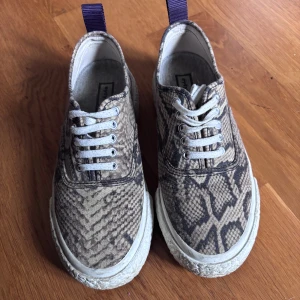 Eytys x H&M sneakers - Säljer ett par sneakers från Eytys x H&M. Skorna har vit platt sula, vita snören. 