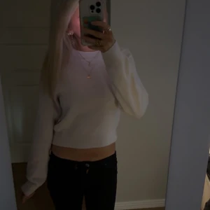 Ljusrosa croppad stickad tröja - Säljer en ljusrosa croppad stickad tröja med rund hals och långa ärmar. Mjuk och skön känsla och lätt att styla!💗