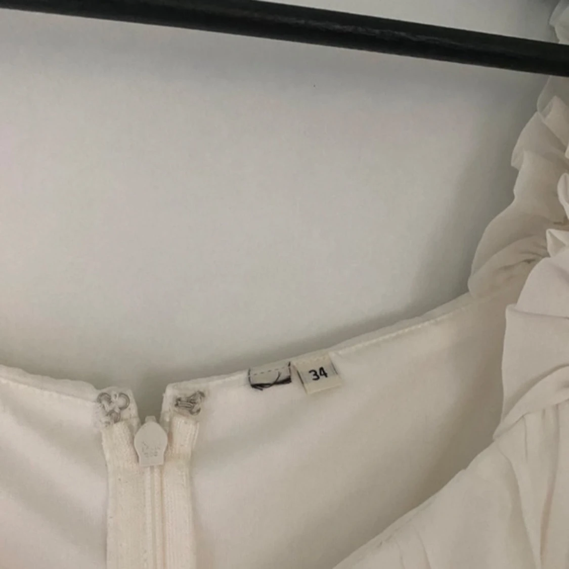 Vit kortklänning med volangärm - 1