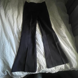 Svarta low waist bootcut kostymbyxor - Säljer ett par svarta kostymbyxor med utsväng och low waist. Dom är super fina och endast använda 1 gång då dom är för korta💕 