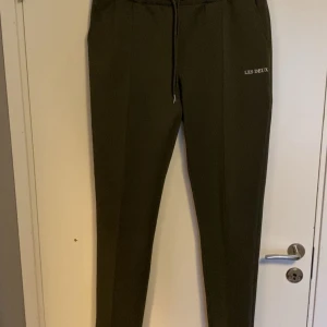 Les Deux byxor  - Snygga mörkgröna mjukisbyxor från Les Deux med diskret logga på låret. Otroligt skönt material på byxorna, rekommenderar verkligen. Sitter även bra. Bara att höra av sig om du har frågor eller funderingar :)