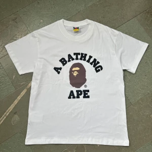  BAPE t-shirt  - Säljer en klassisk vit t-shirt från A Bathing Ape. Skick 10/10 strl M