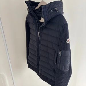 Mörkblå Moncler cardigan  - Säljs pga att den är för liten. Inga skador, ny pris 12 000