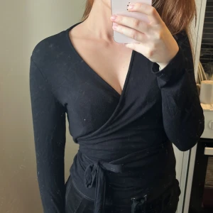 Svart omlottopp med knytband - Lager 157 i storlek s 