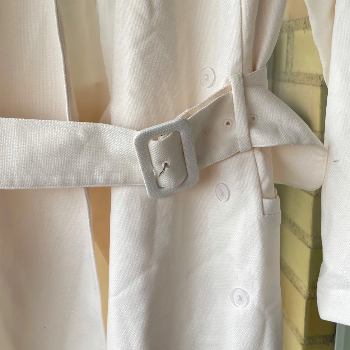 Vit klänning med bälte från H&M - 2