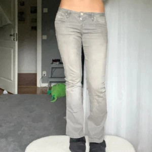 Grå bootcut jeans low rise 28/32 - Snygga grå jeans från LTB i bootcut-modell med låg midja. Klassisk femficksdesign och diskreta sömmar på bakfickorna. Jeansen är tillverkade i mjukt bomullsmaterial med lite stretch för skön passform. Perfekt för dig som gillar en avslappnad och trendig look.