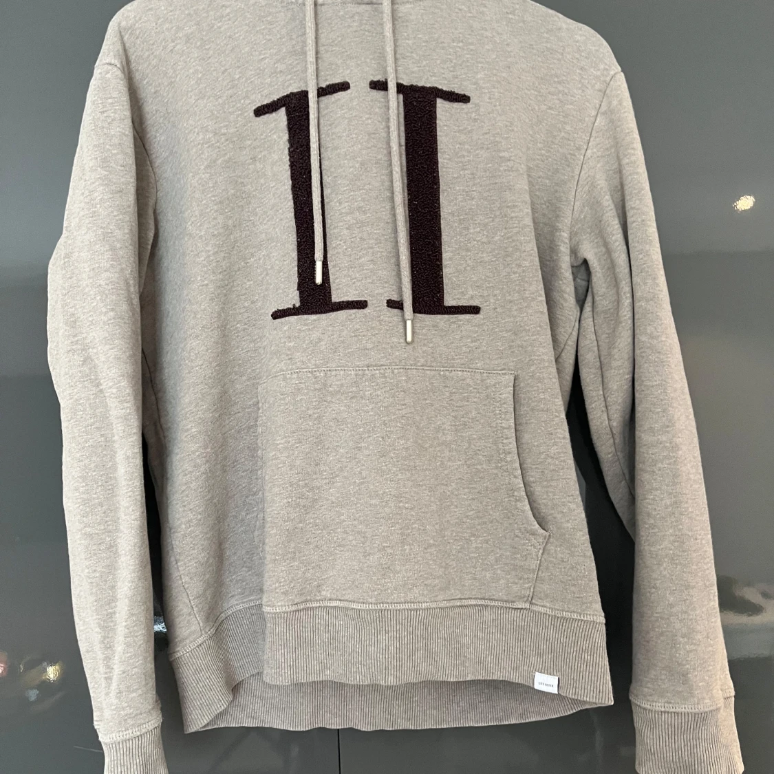 Grå hoodie med svart tryck från Les Deux