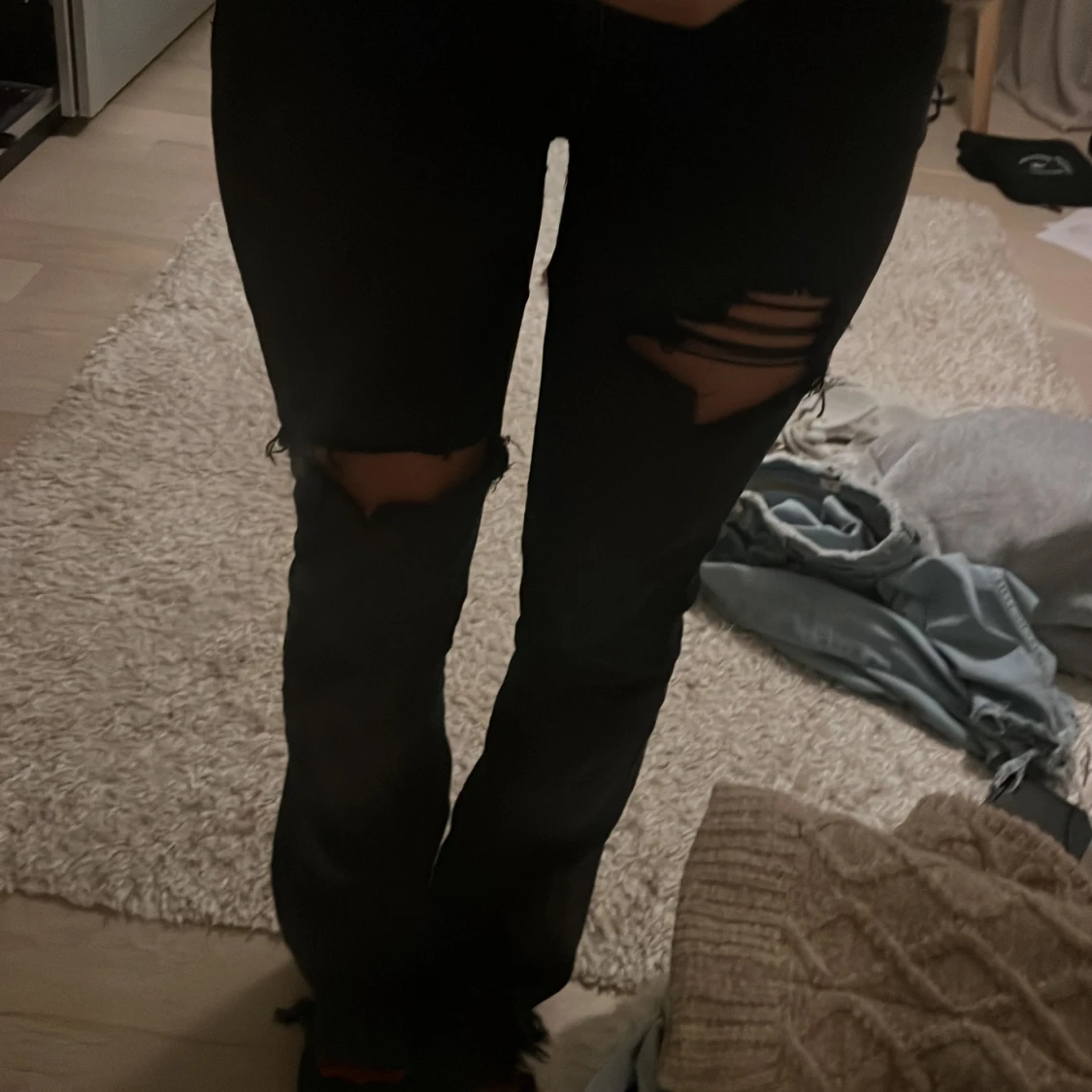 Svarta bootcut jeans med slitningar - 2