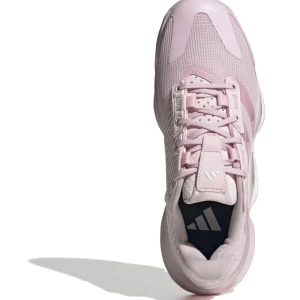 Adidas rosa sneakers mesh - Snygga ljusrosa sneakers från Adidas med mesh-ovandel och klassiska tre ränder på sidan. Skorna har snörning, platt sula och rund tå. Dämpad sula för extra komfort och sportig look. Perfekt för dig som gillar stilrena och trendiga träningsskor.